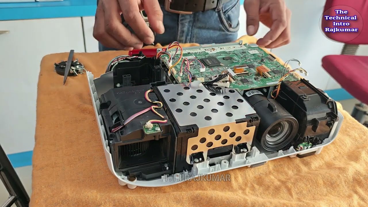 Epson Projector EB-E01 No power issue solved. Epson projector: no power, no indicator light.