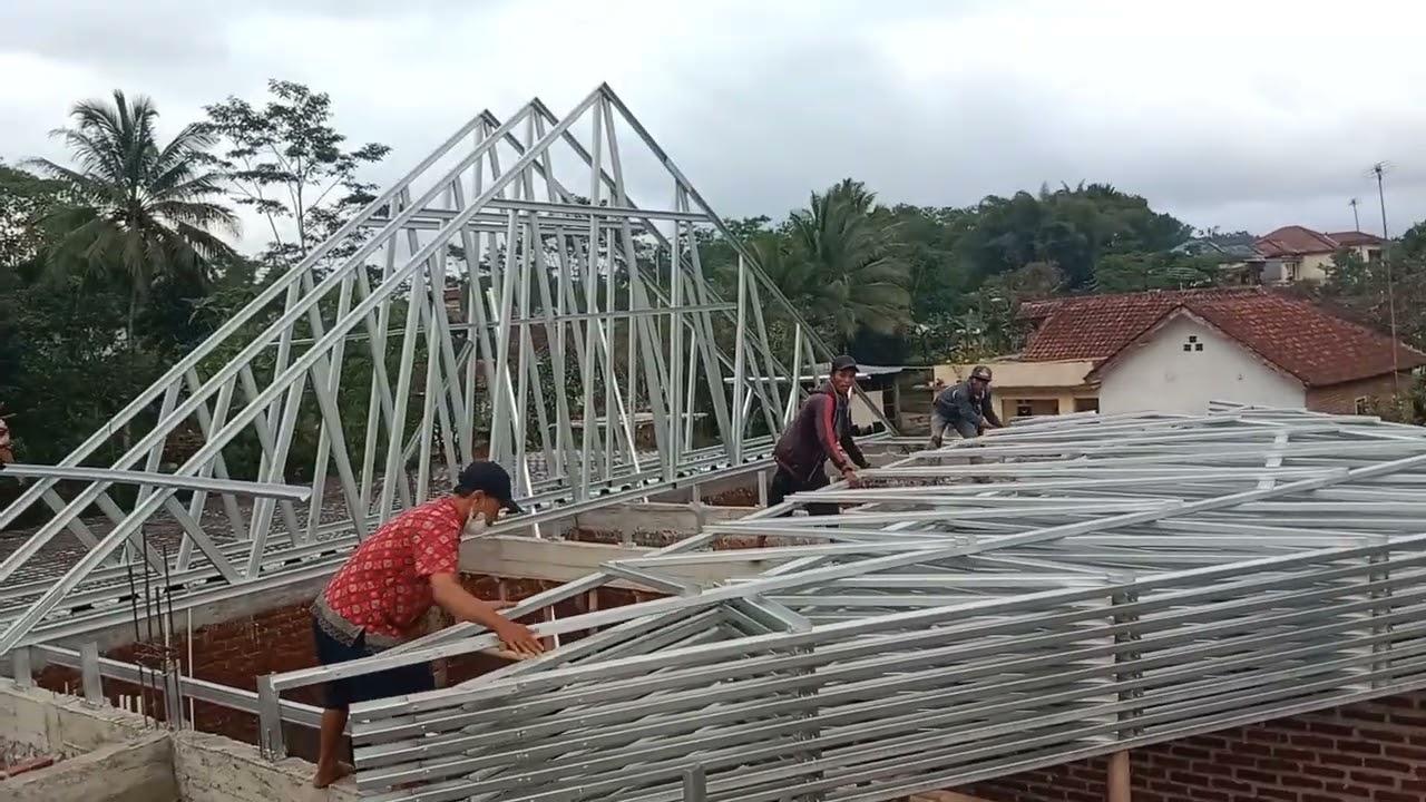 pemasangan rangka baja oleh tim genteng sokka mandiri.