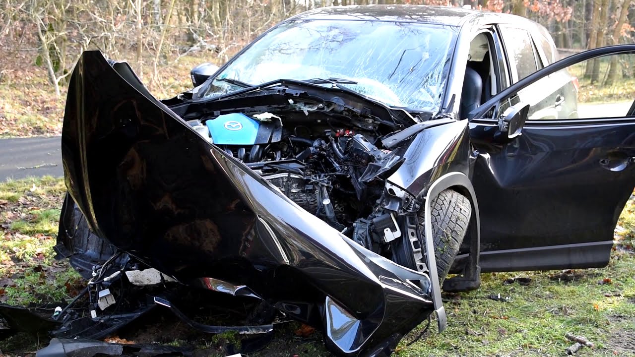 ++GEGEN BAUM GEFAHREN |1 SCHWER VERLETZTER++ FAHRER wird EINGEKLEMMT | FEUERWEHR befreit Fahrer~ L19