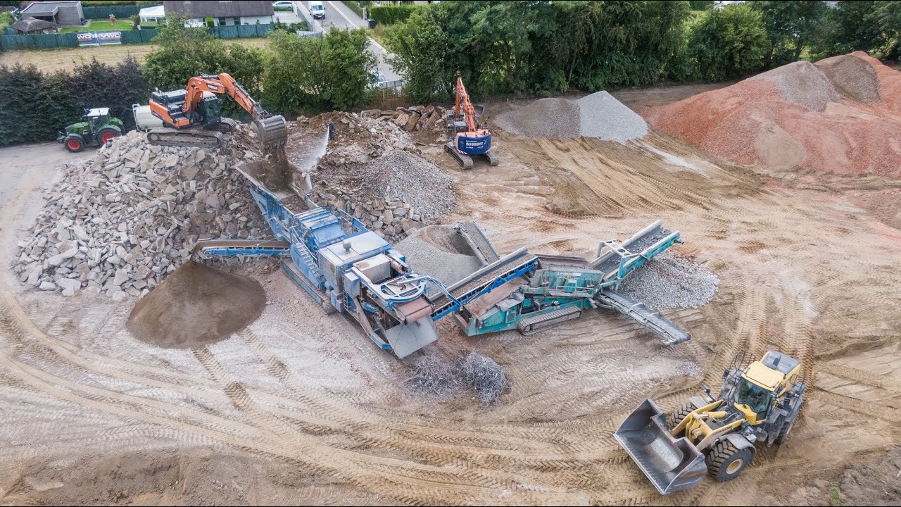 Breaking concrete rubble with a GIPO impact crusher | Doosan DX300LC | Komatsu WA475