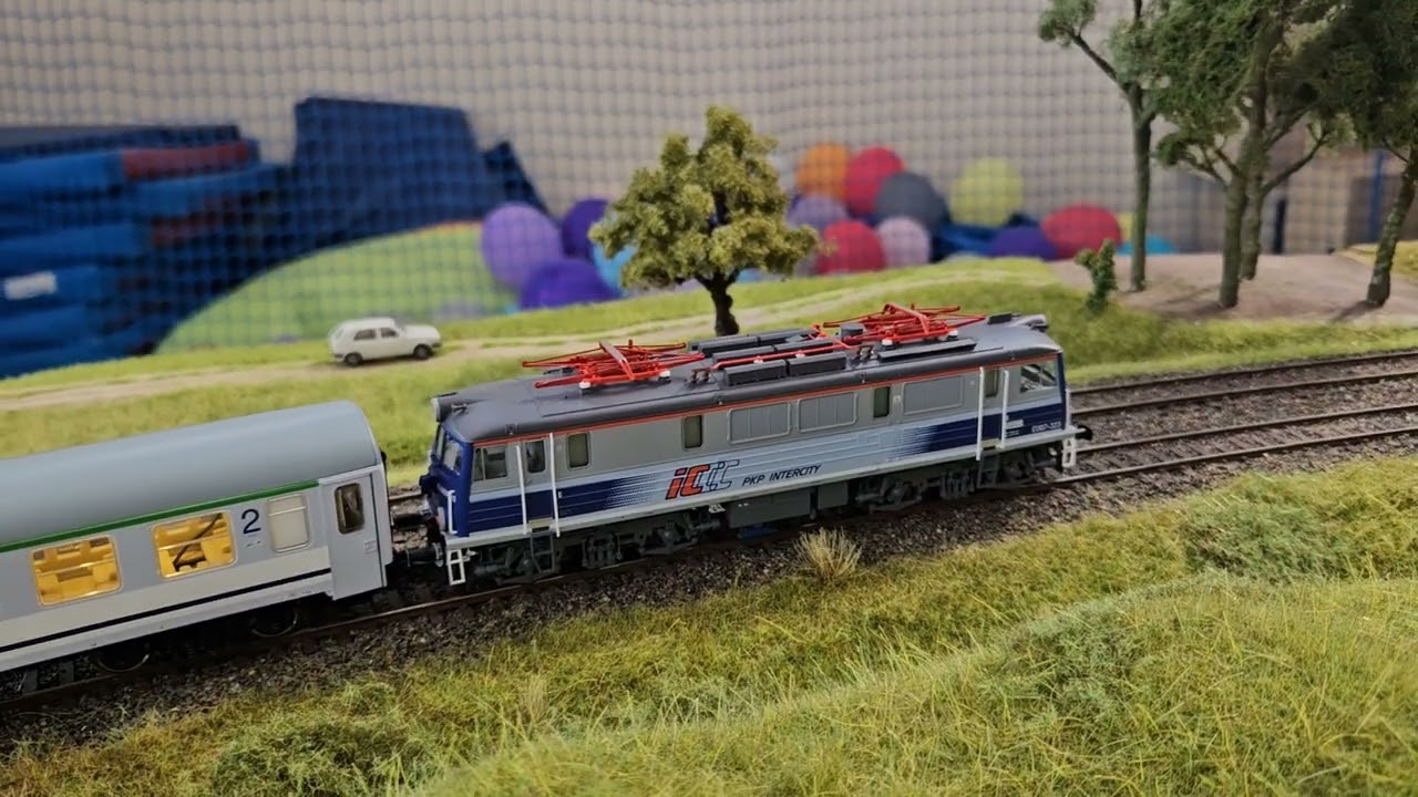 EU07-323 z wagonami osobowymi Z2b, 111a, 112a PKP IC epoka VI
