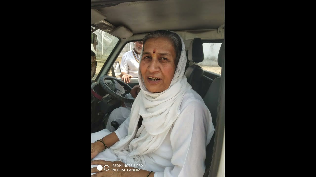 सौ प्रतिभाताई चितळे आणि बाबाजींच्या समवेत नेमावर येथील 'जाट धर्मशाळे'तील काही क्षण!