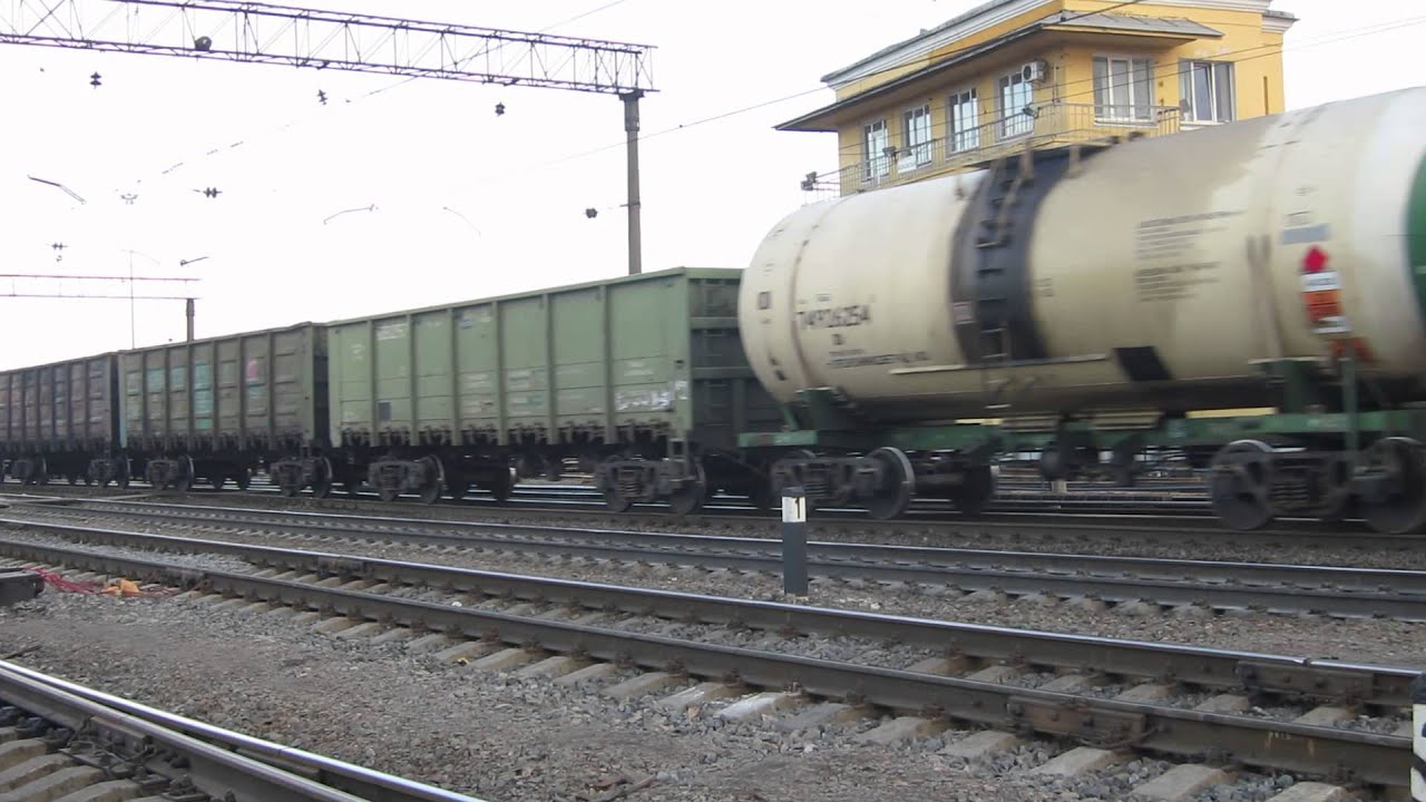 Тепловоз 2ТЭ116-1384 с товарным поездом, СПб / Dieselloc 2TE116-1384 with freight train, SPb