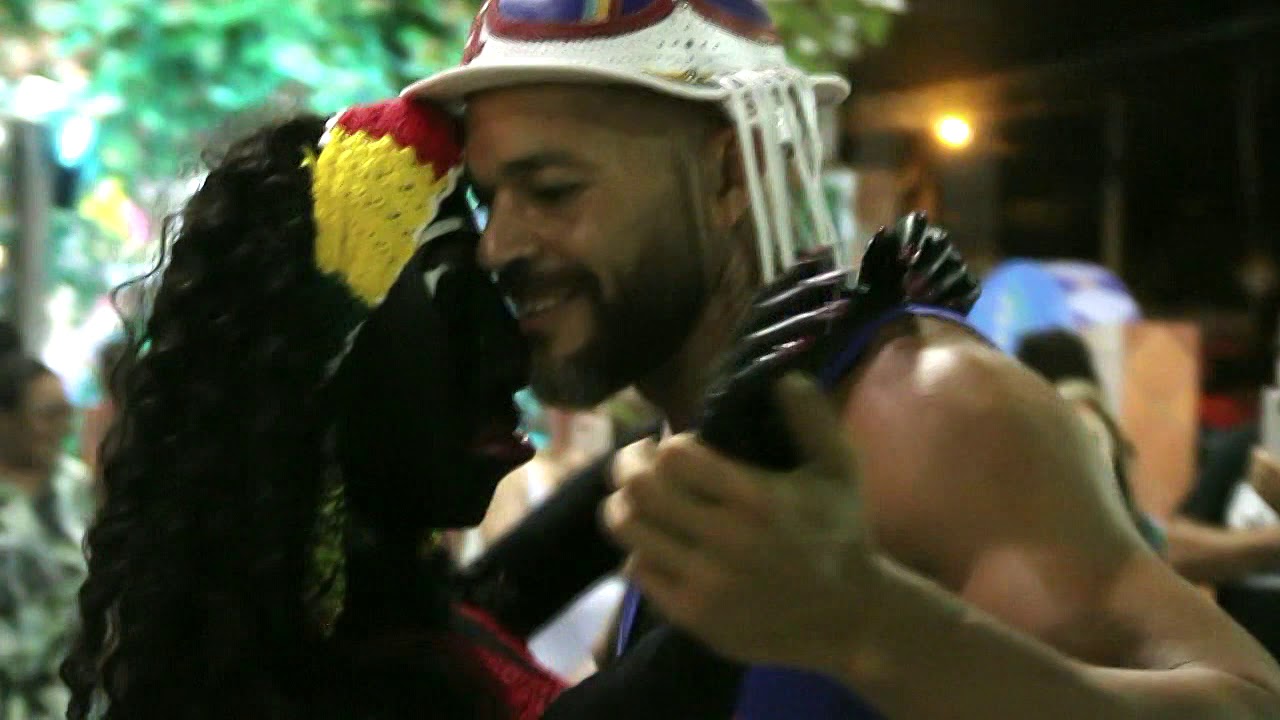 KAROLINA BONECA DANÇANDO NA VILA DE PORTO DE GALINHAS