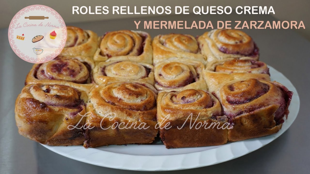 Roles rellenos de queso crema y mermelada de zarzamora
