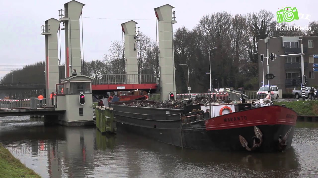 (VIDEO) 17-12-2014 Schip ramt brug over #Wilhelminakanaal bij #Bosscheweg in #Tilburg