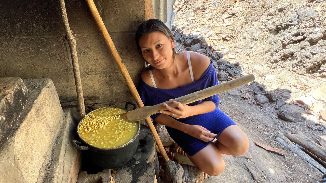 Hoy Rosi cosiendo mais para aser las chengas !!!pesca en el río torola 