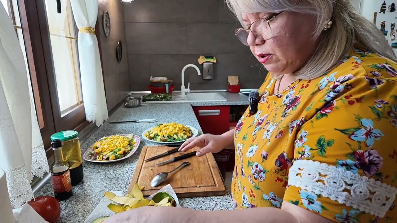 Что готовлю на обед . Жду сына с невестой в гости .