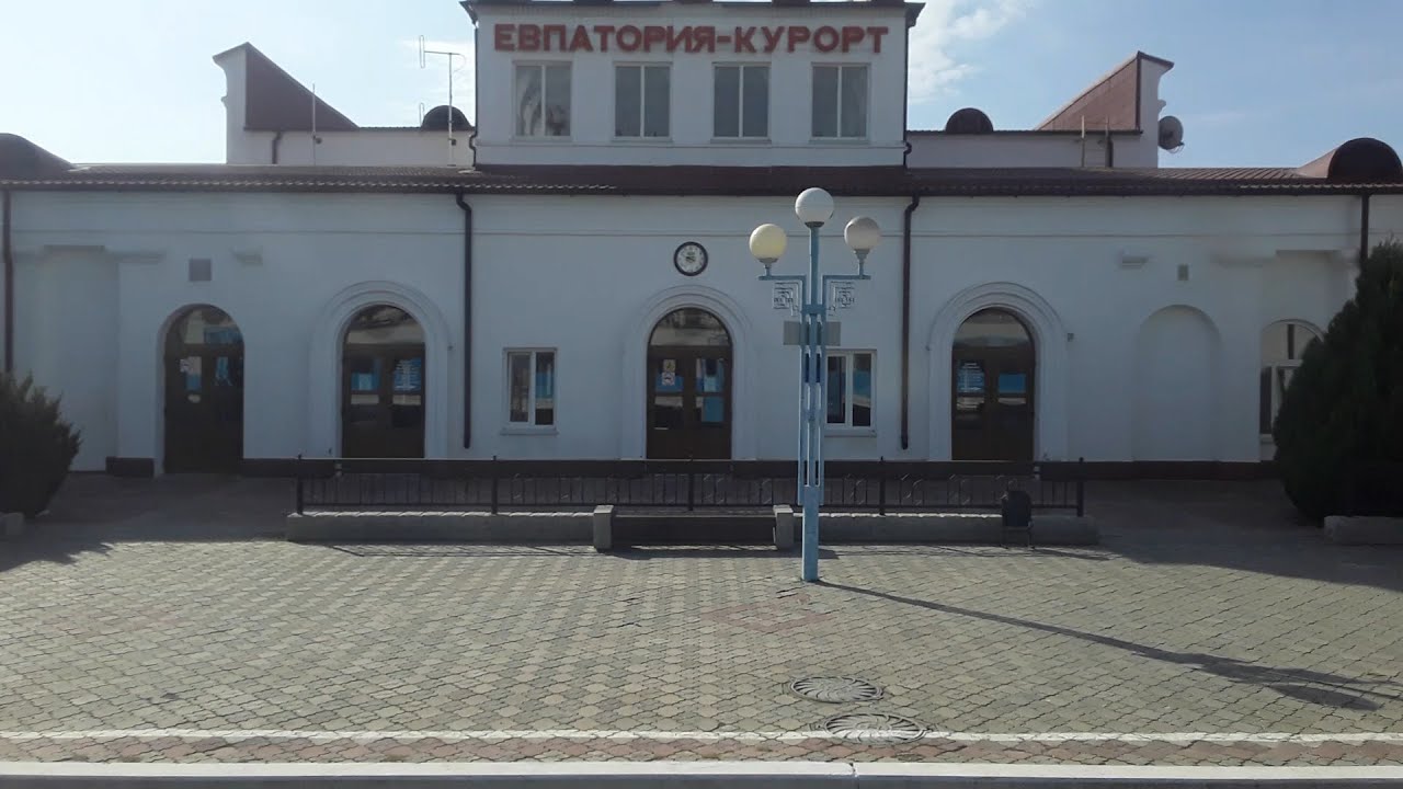 Прибытие на вокзал Евпатория-Курорт. (Вид из окна электропоезда).