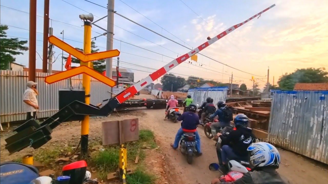 Double Kereta Luar Biasa Di Perlintasan Yang Sudah Hilang
