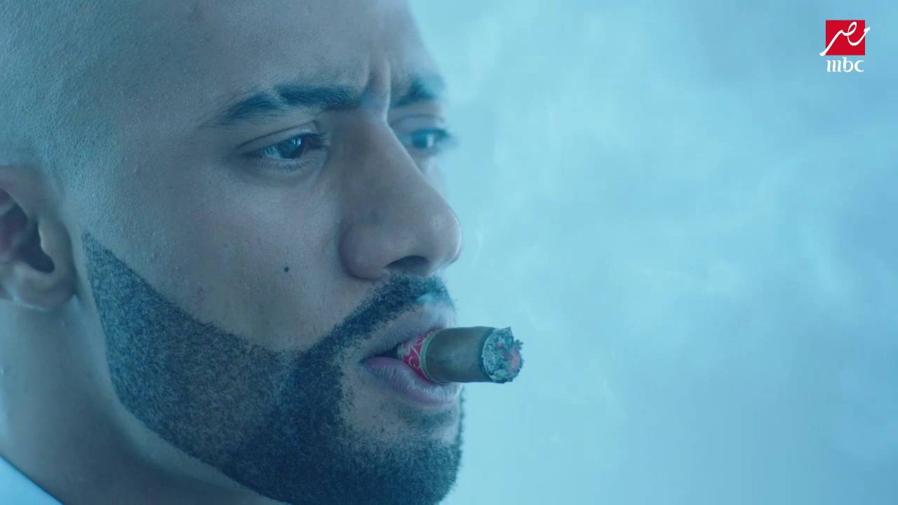 ناصر يكشف عن المكان اللي مخبي فيه فلوسه وينظر الي الفلوس ويتحدث الي ضميره