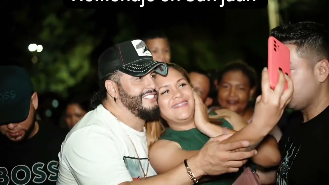 ESTATUA DE NELSON VELASQUEZ - En homenaje a su carrera musical en su pueblo natal Sanjuan del Cesar