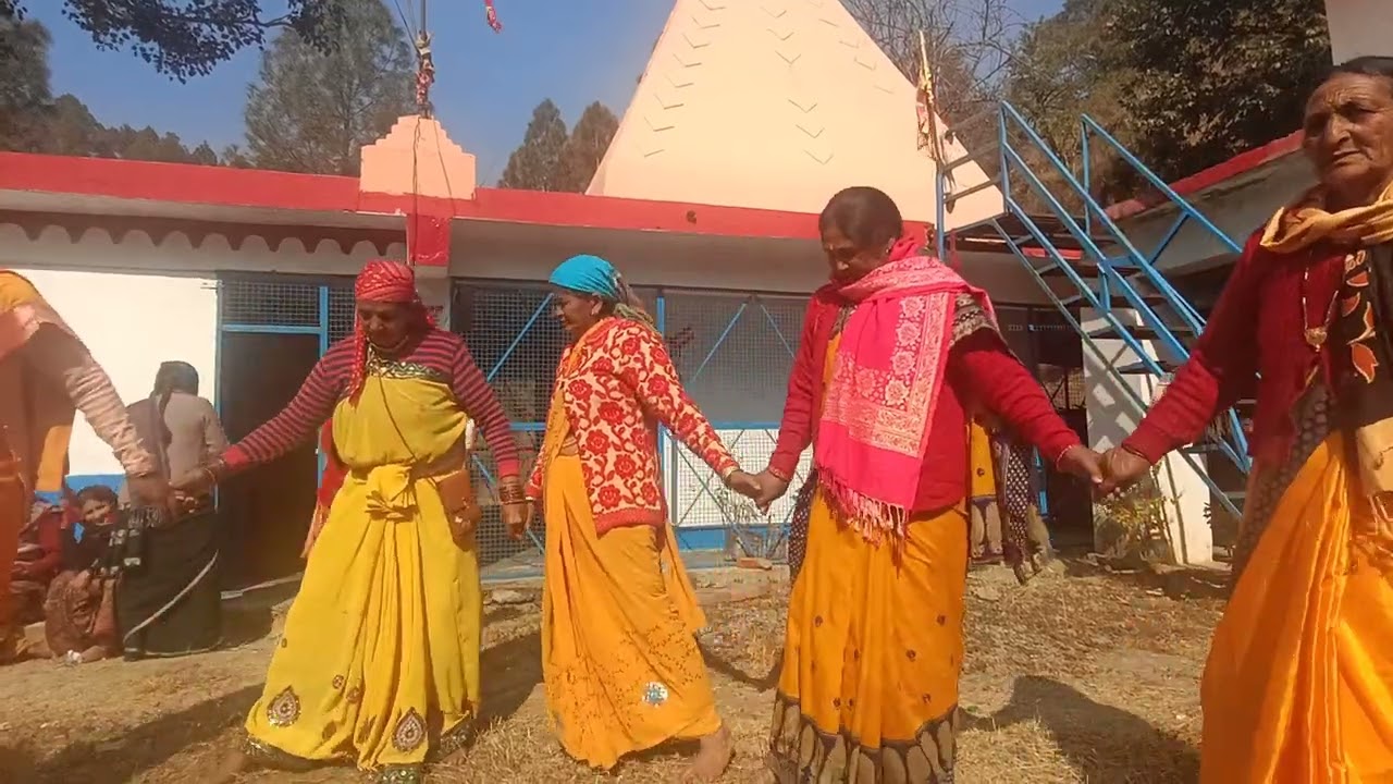 जय हो मणकोली खोलीधार की मातृशक्ति थड़िया गीत लगाते हुए चोलोसैंण महादेव मंदिर में