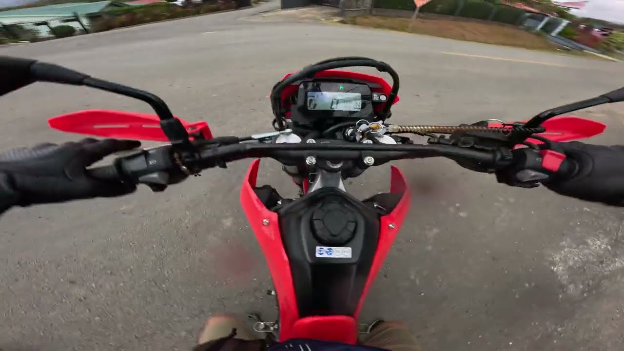 Probando la Honda CRF 300L 2025 - ON road y OFF road, con mordisco incluido contra un auto! 🔥🔥🔥