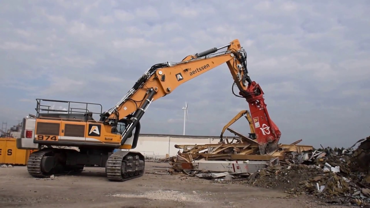 Liebherr R974C demolition excavator with LaBounty MSD 7500R scrap shear - Aertssen Group