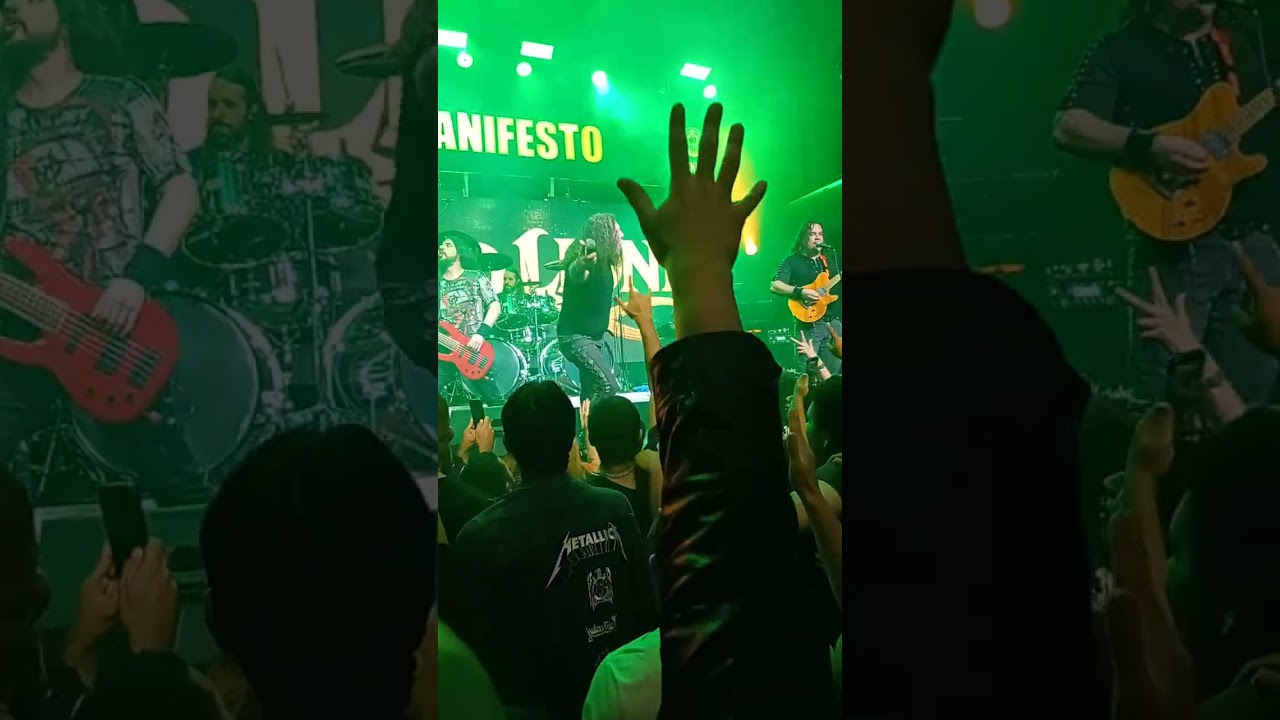 Fábio Leone tocando guitarra e cantando iron Maiden 