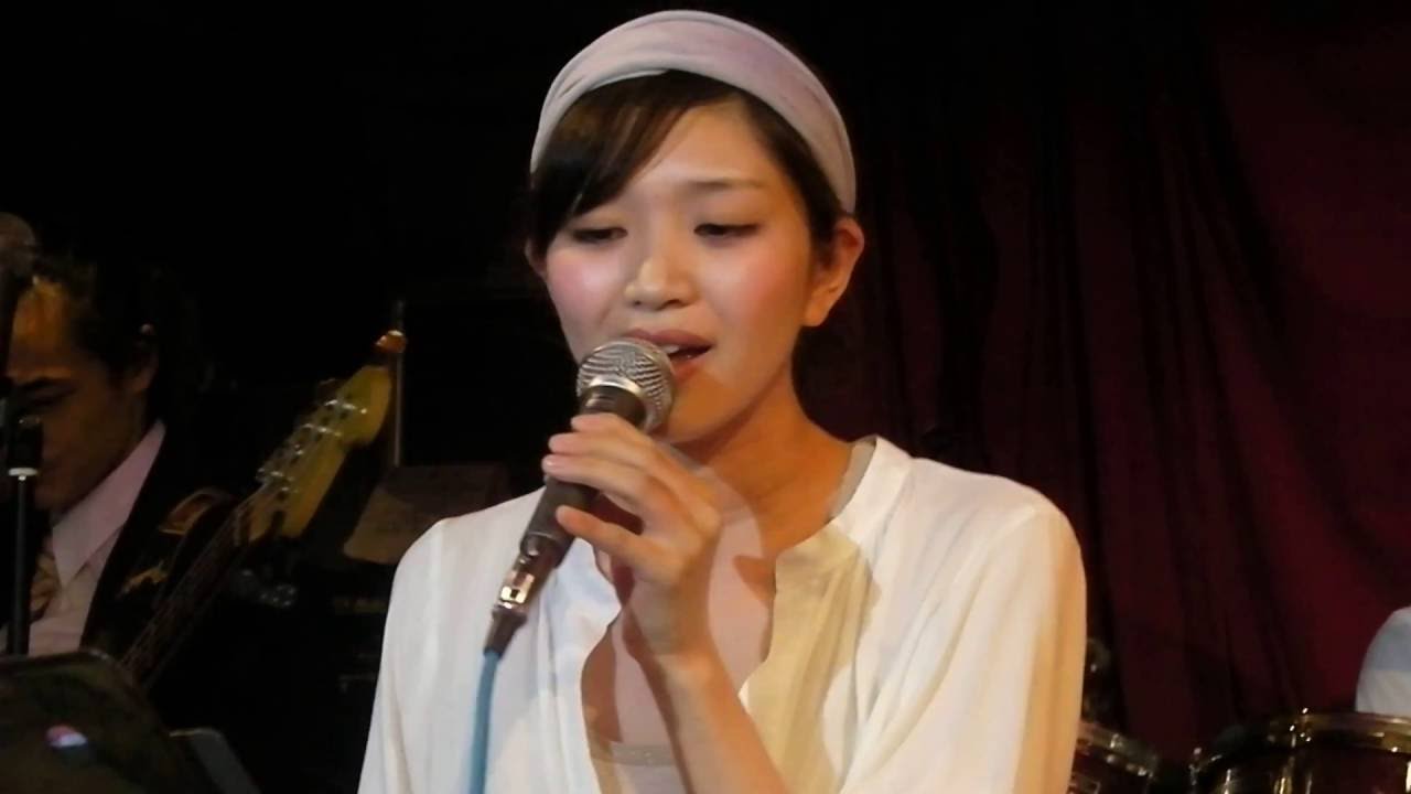 素敵な女性が杏里「オリビアを聴きながら」を生バンドで熱唱！　新宿２１世紀 にて