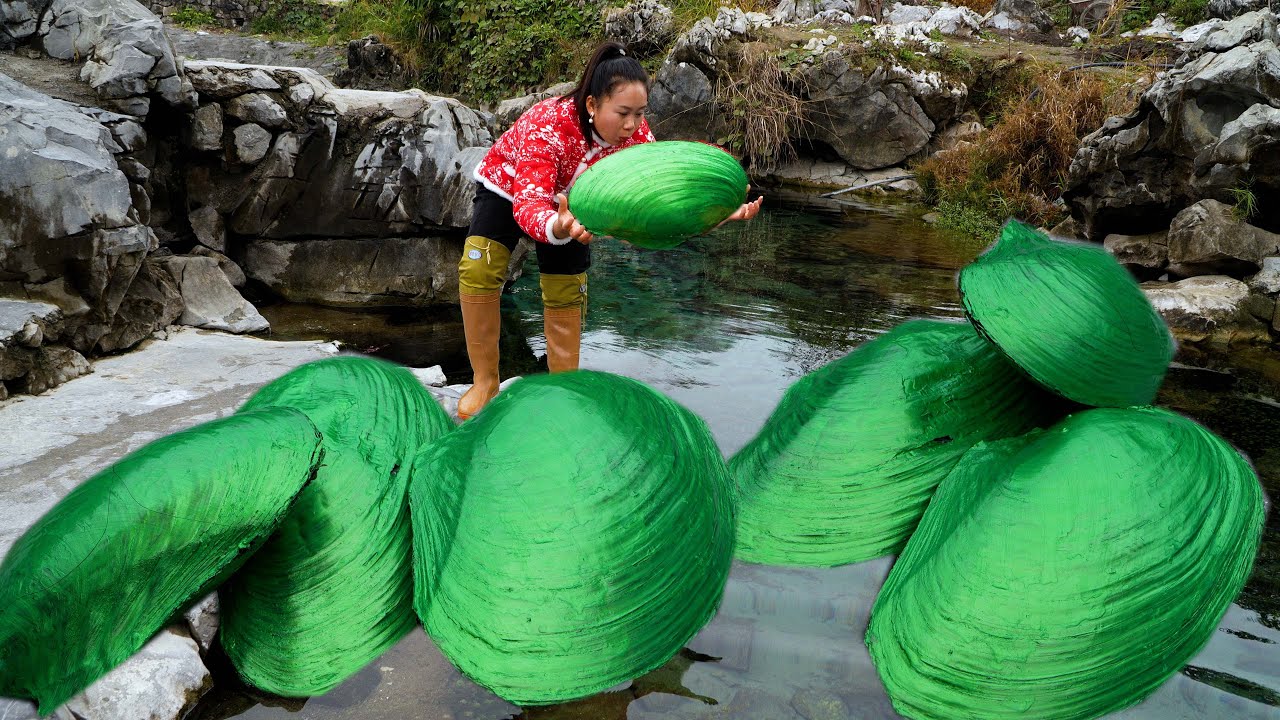 🎁🎁The giant green clam growing in such pure freshwater, with colorful pearls, is priceless
