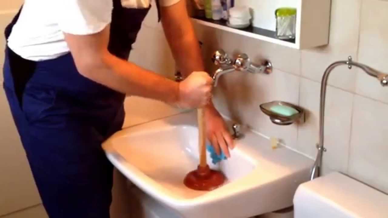 Verstopftes Waschbecken befreien