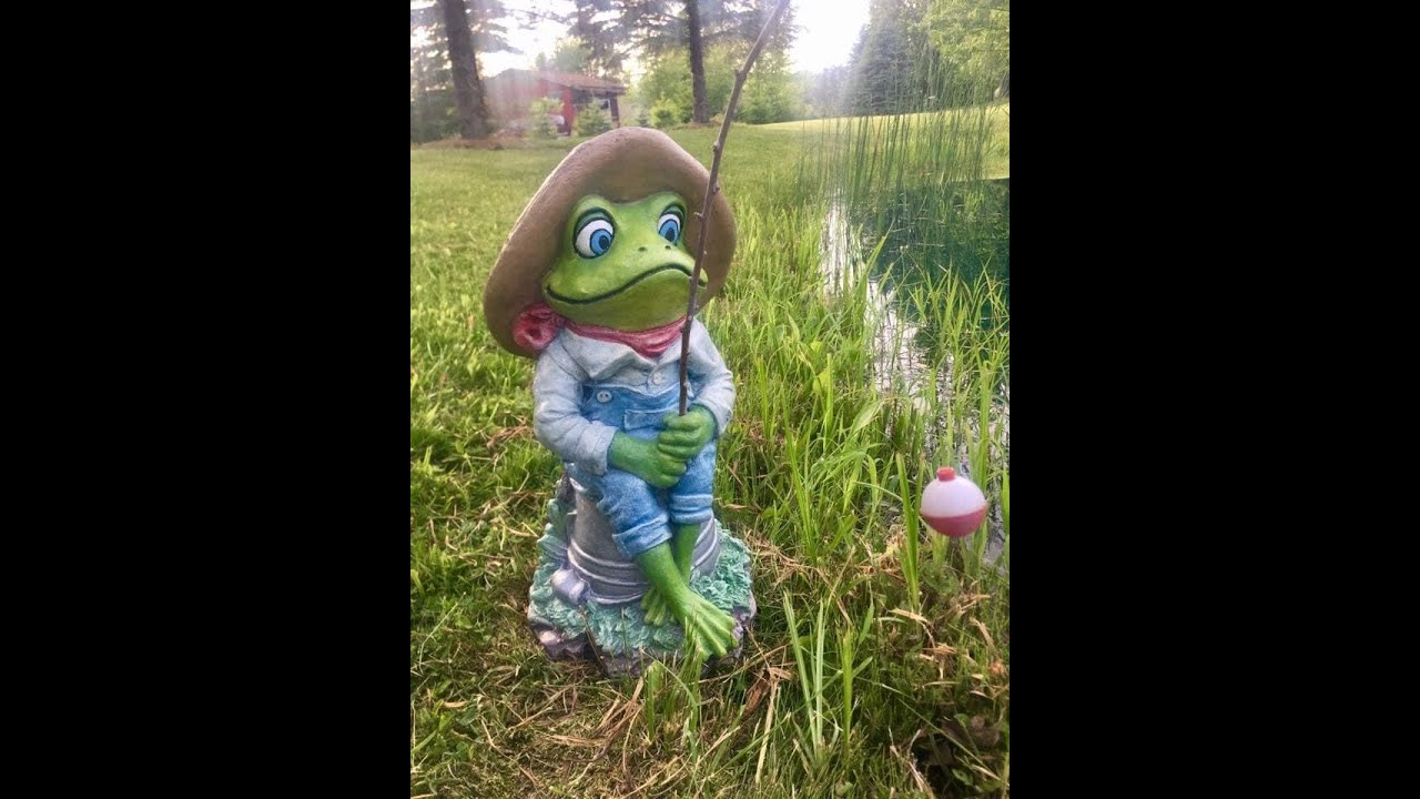 Contrasting fishing frog statue