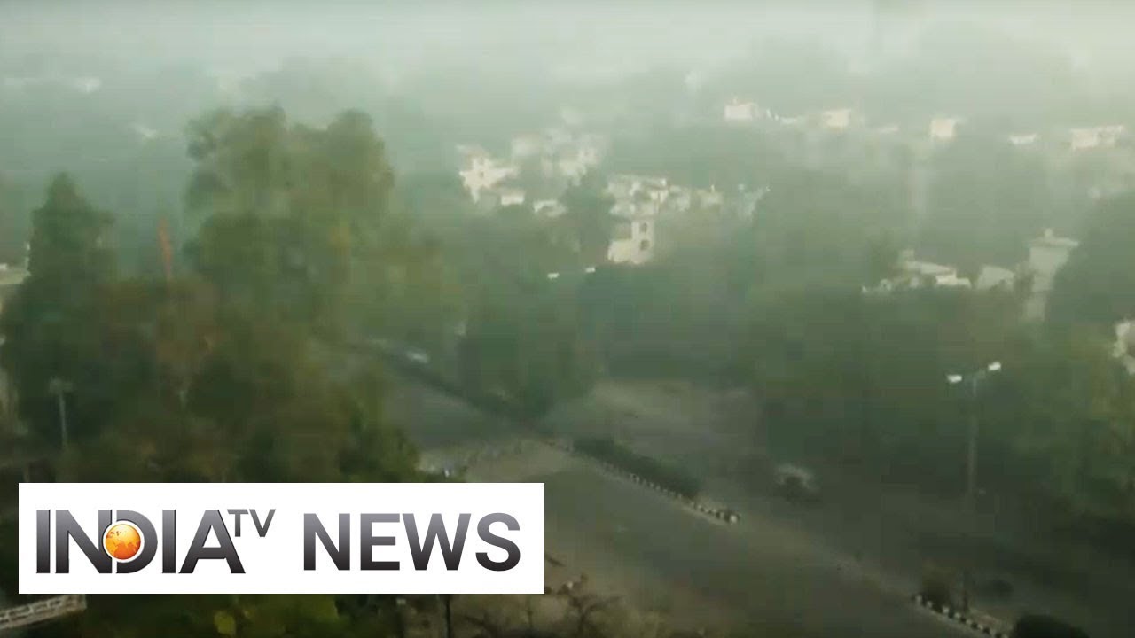 Dense fog engulfs Delhi, temperature dips to 7.4 degree C