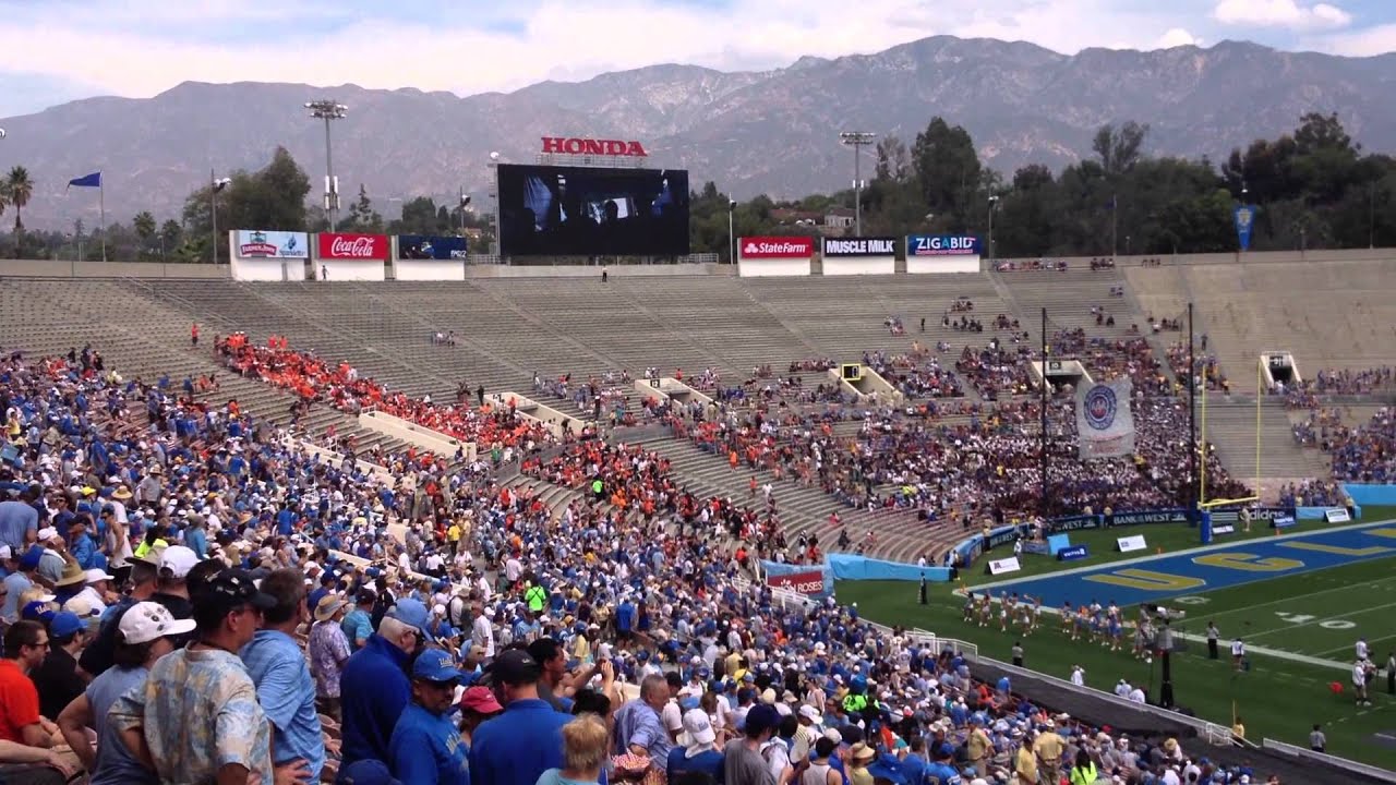 12.09.22 UCLA Entering the Rose Bowl