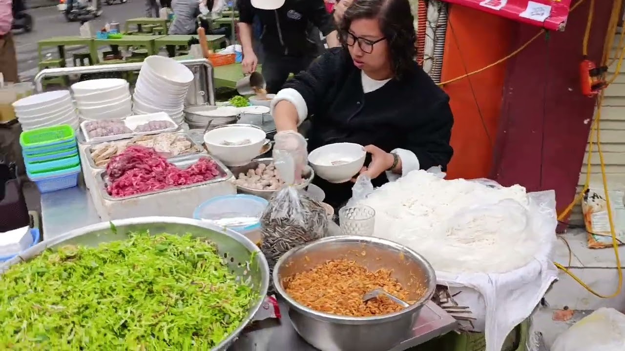 Phố cổ Hà Nội ngày tết đường phố thoáng đãng cảm giác thật thoải mái và yên bình.