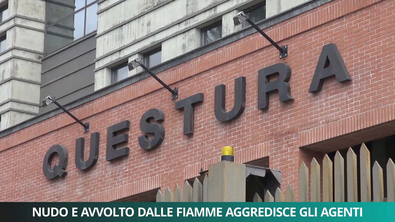 Nudo e avvolto dalle fiamme aggredisce gli agenti