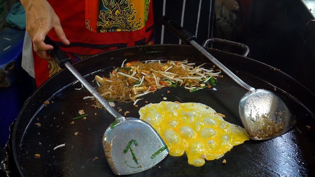 Bangkok Street Food - Pad Thai with egg wrap ผัดไทย パッタイ屋台