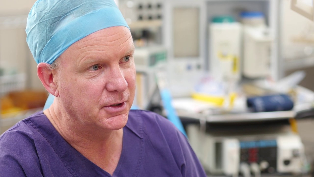 What is the difference between a plastic surgeon and a cosmetic surgeon?