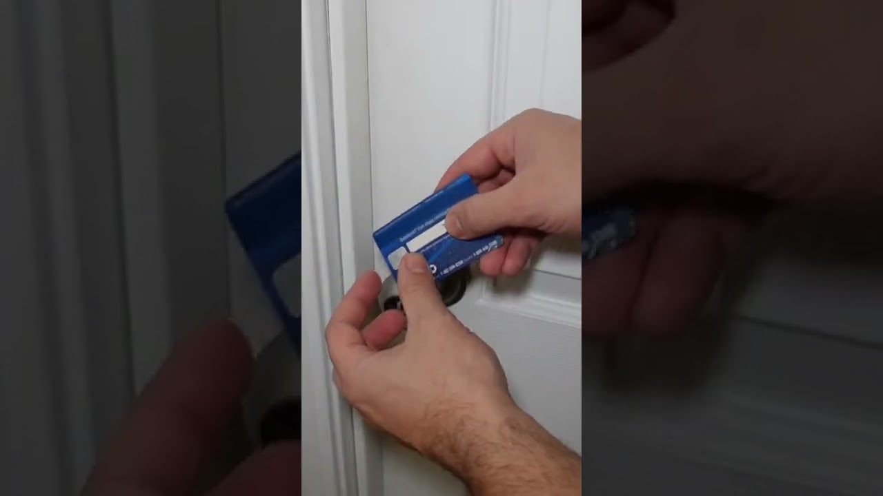 Открытие запертой двери с помощью кредитной карты #шорты