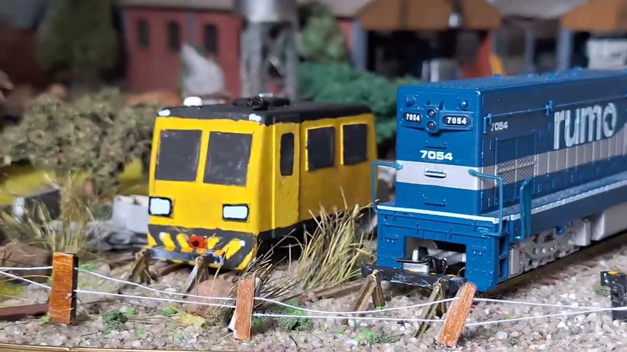 Trem com 13 vagoes e três maquinas(modelos g22u e g12)