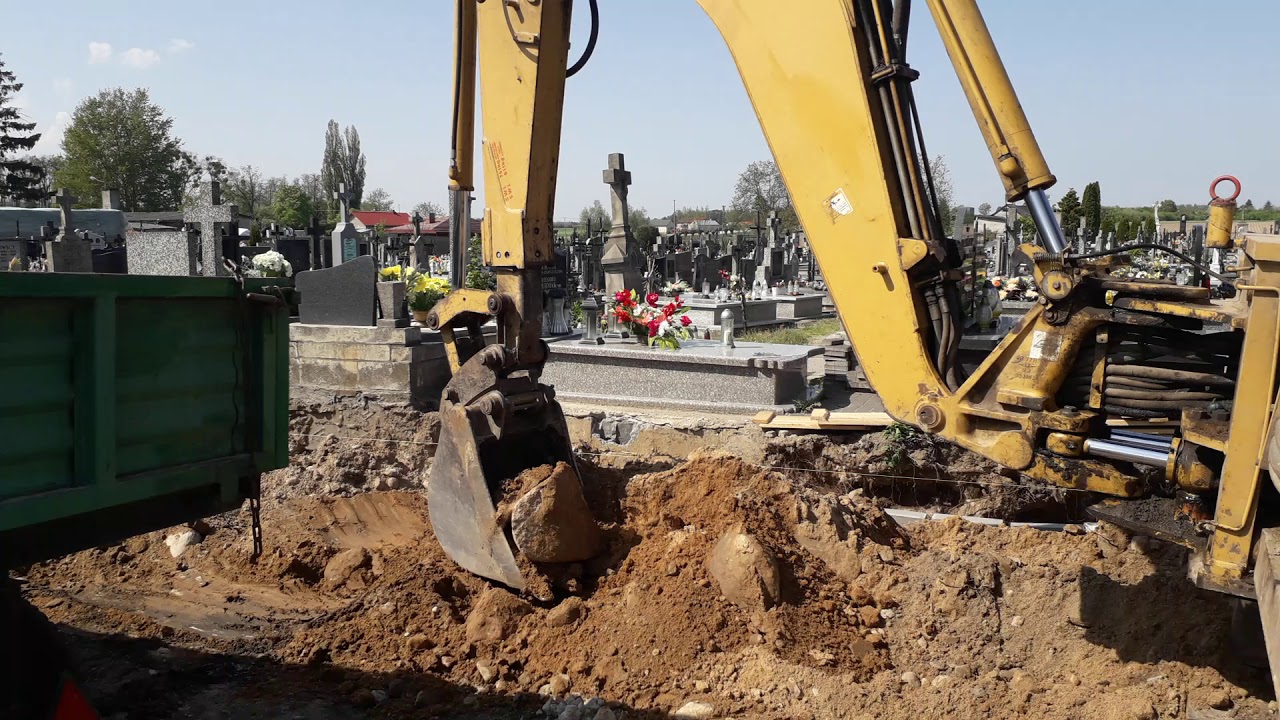 Cat 428c załadunek kamieni