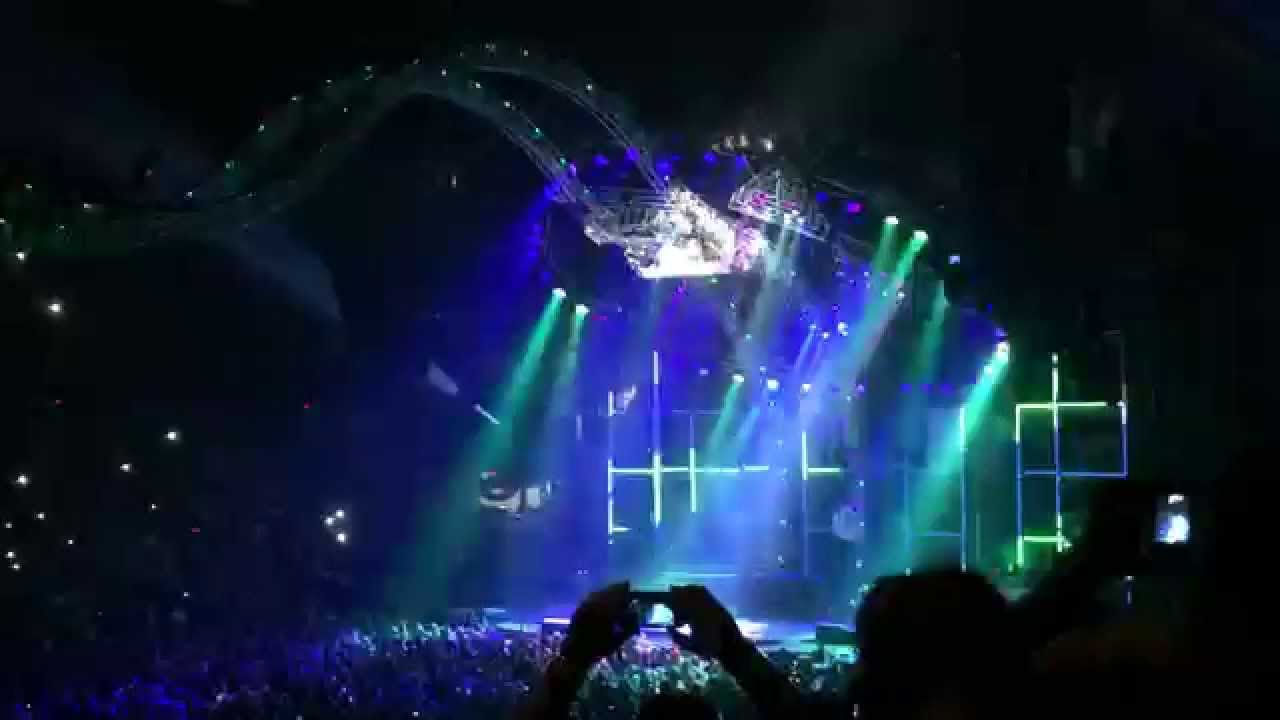 Tommy Lee drumming upside down