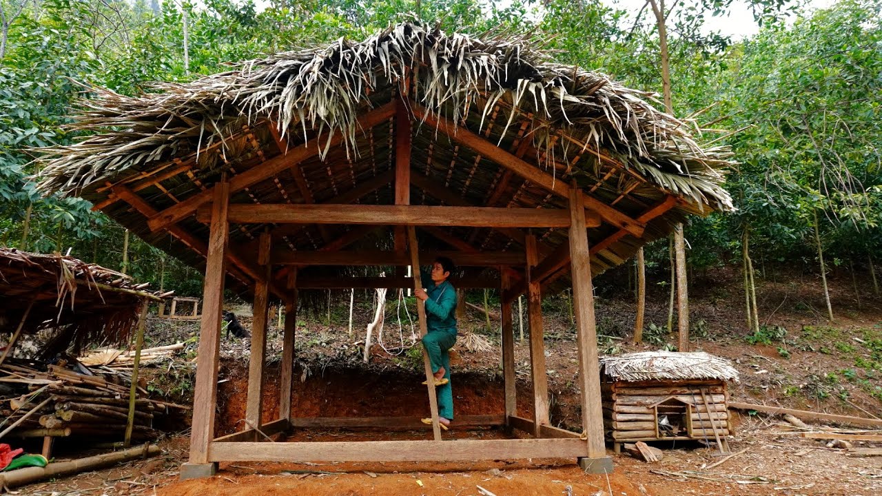 Using palm leaves as a roof according to indigenous traditions, building life, farm life, Day 108