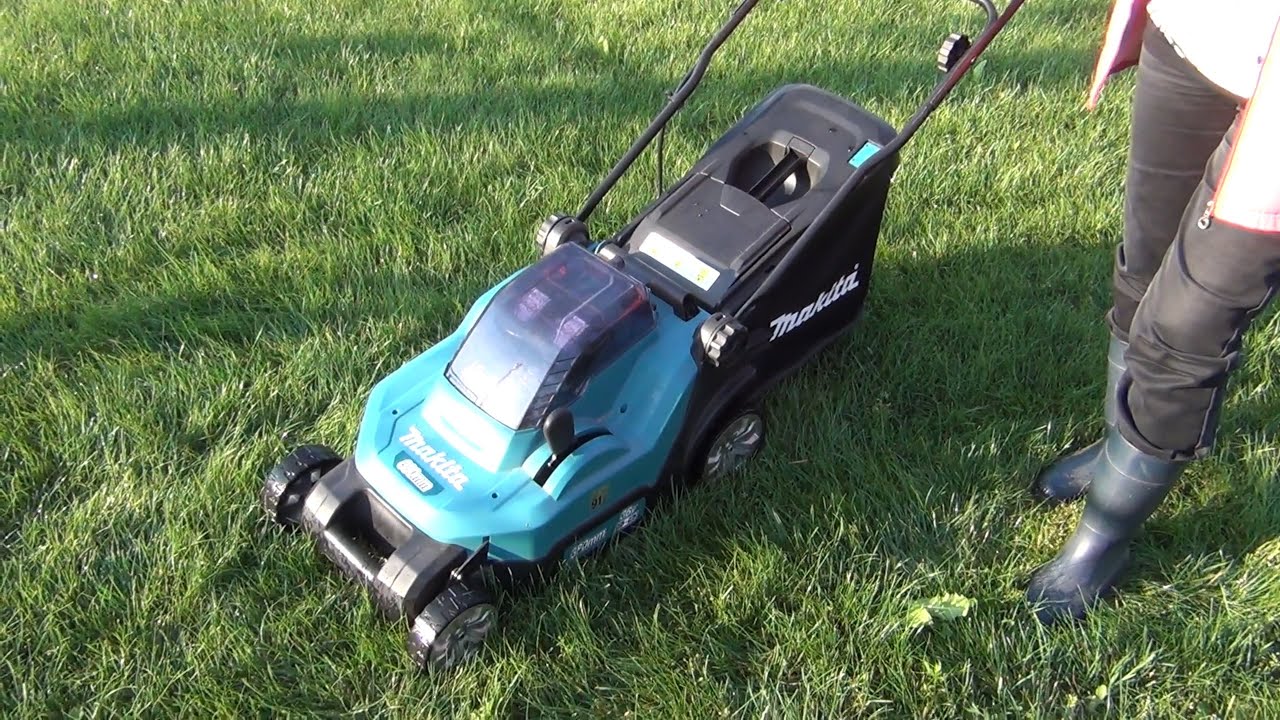 Аккумуляторная газонокосилка Makita DLM382.