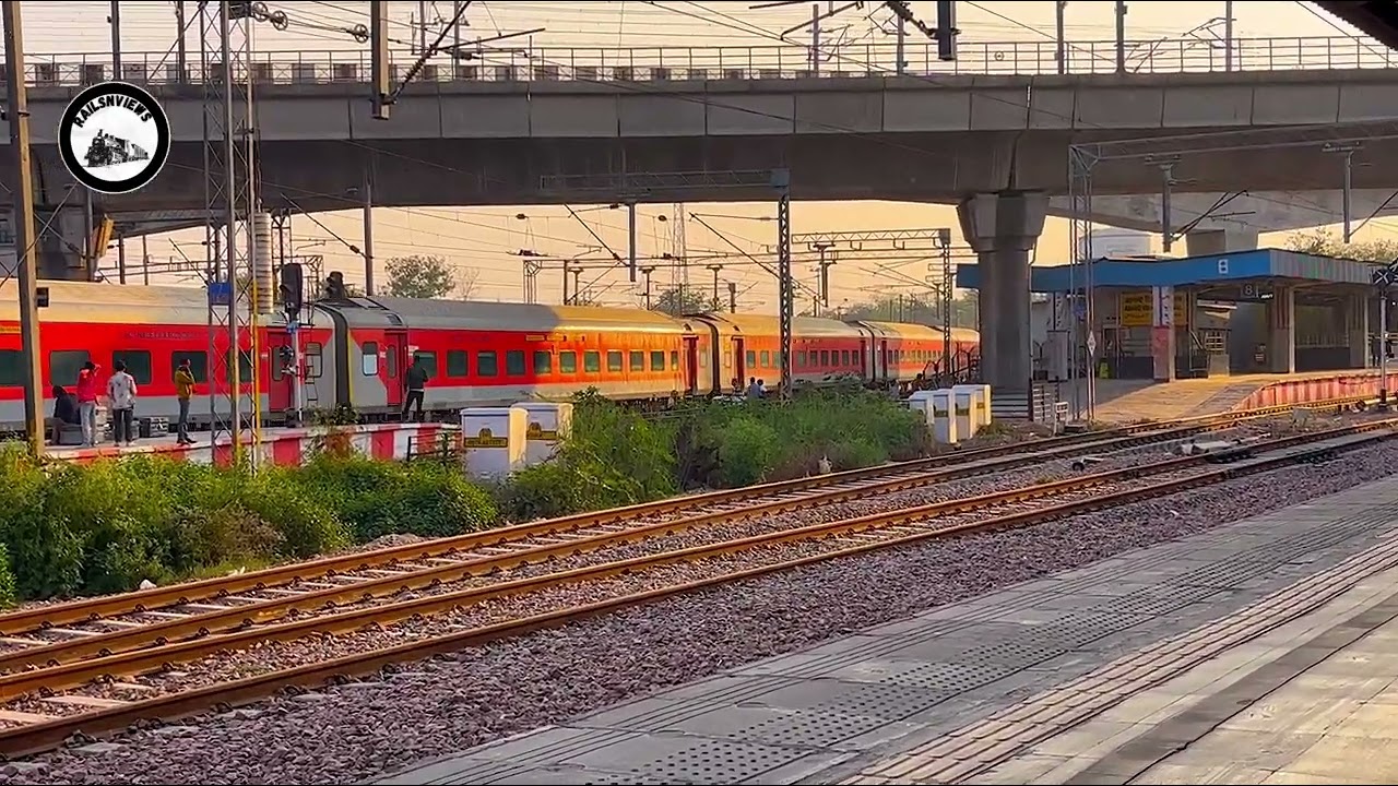 आनंद विहार–भागलपुर गरीब रथ एक्सप्रेस | ट्रेन यार्ड से प्लेटफॉर्म 6 पर एंट्री  #subscribe 