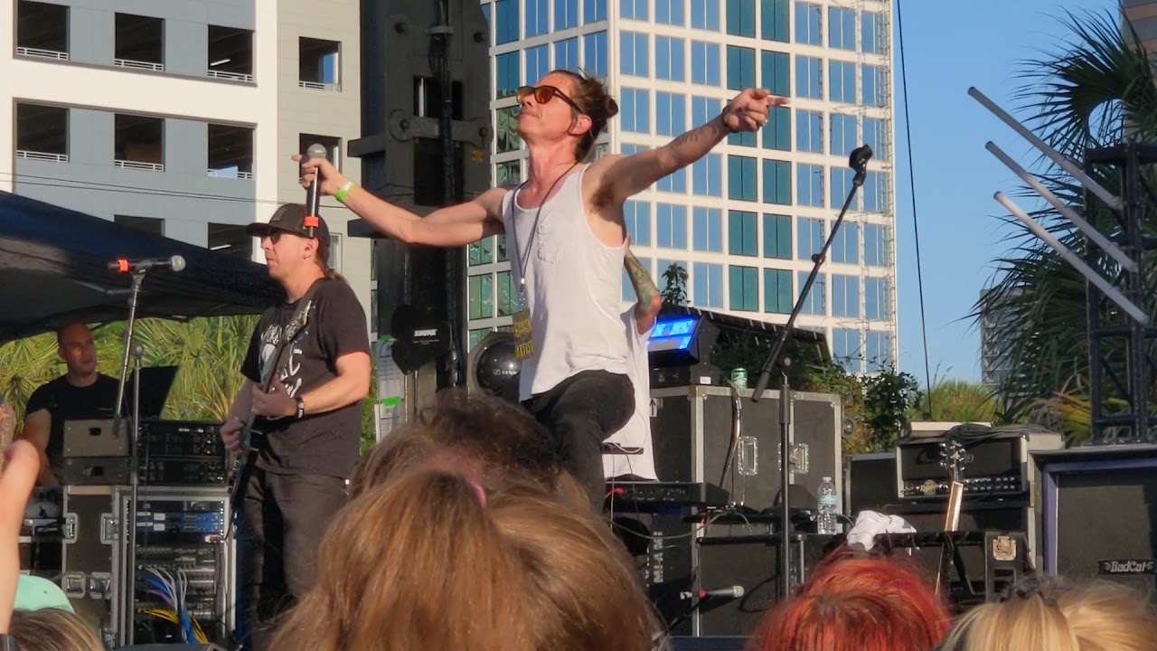 THE RED JUMPSUIT APPARATUS 