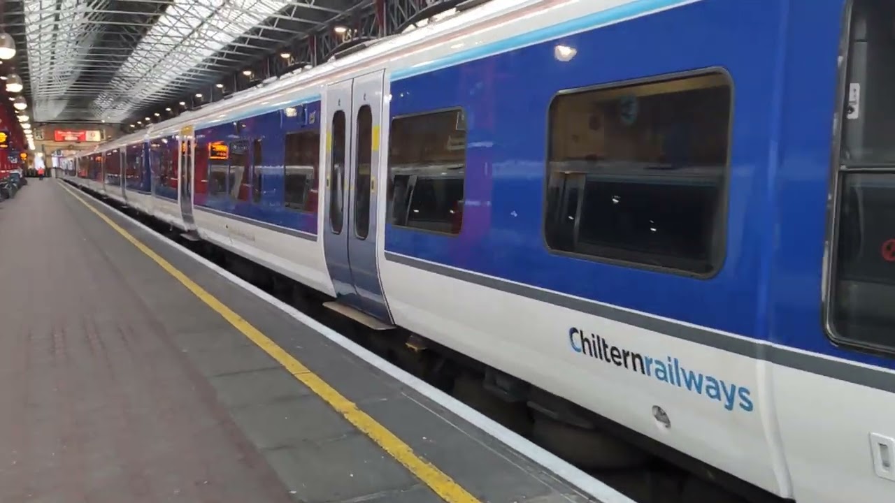 Chiltern Railways Class 165 departing Marylebone