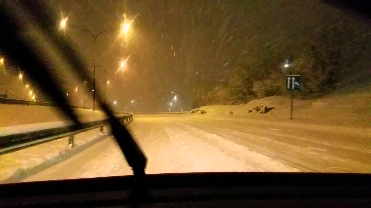 Driving in the snow at night in Iceland. No crash. Galaxy Note 4 Night video test