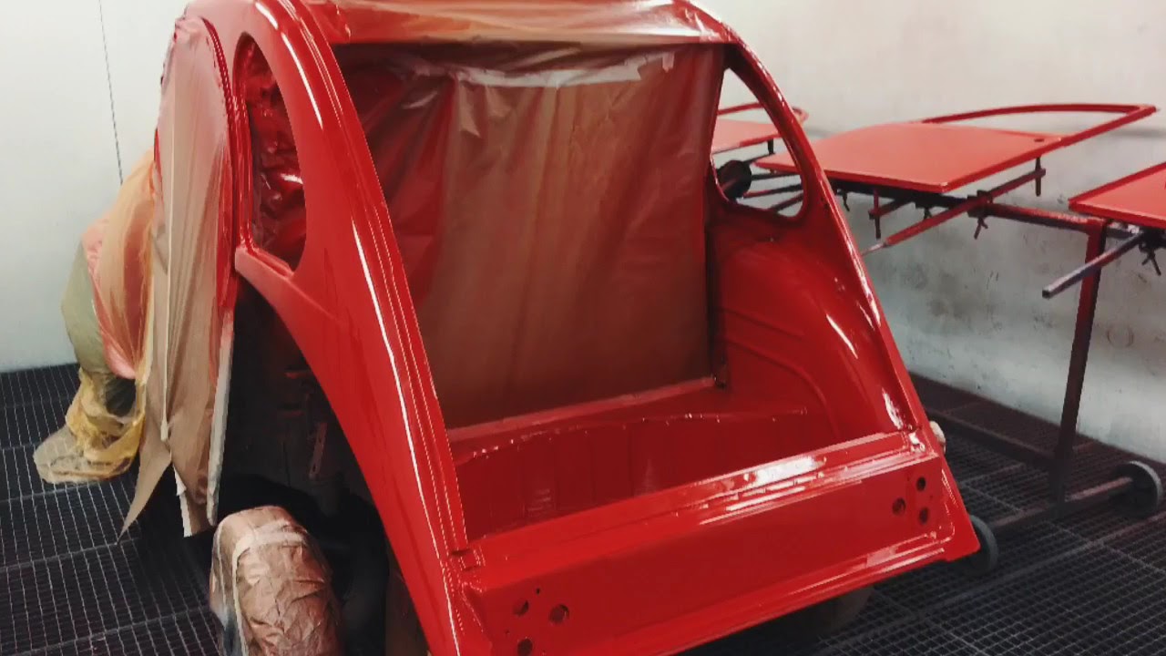 Citro&euml;n ENTE 2CV verl&auml;sst gl&uuml;cklich die Lackierkabine