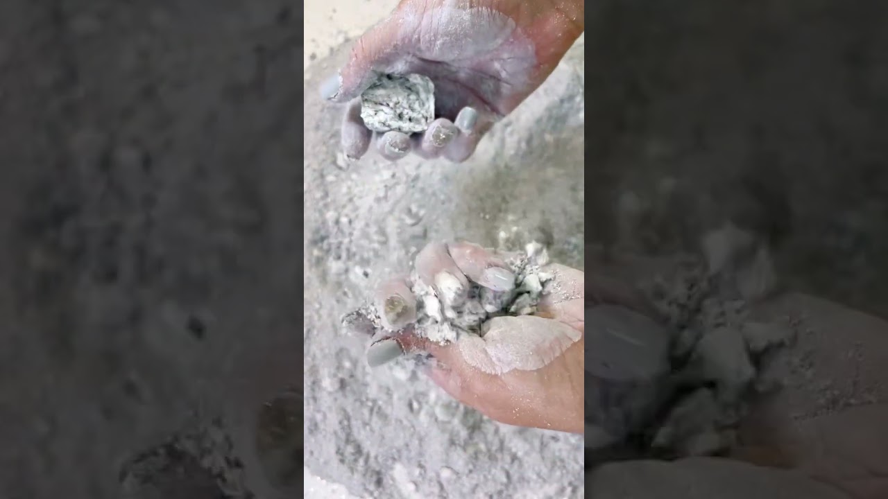 Crispy black and white gym chalk swirlies. 🦓🦨⛄️⚽️ • #gymchalkcrushing #asmr
