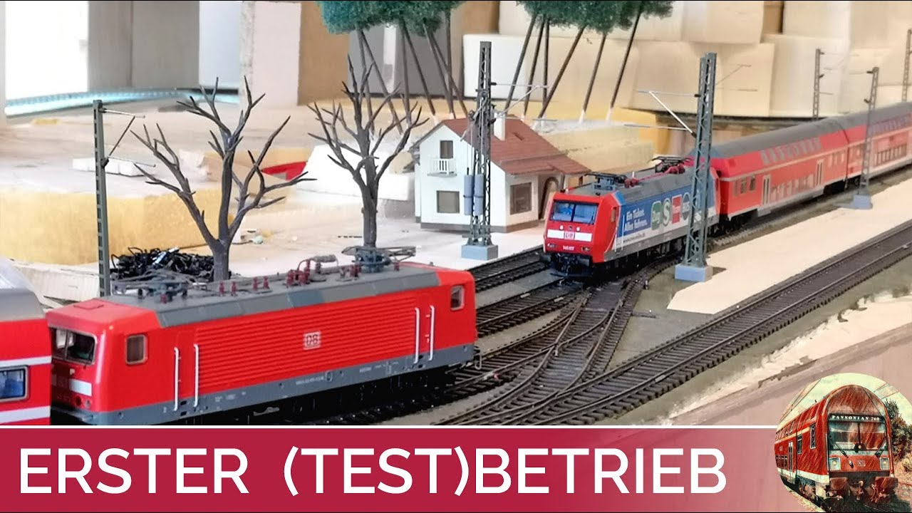Modelleisenbahn H0, erster Fahrbetrieb auf der SEGMENTANLAGE, die Züge rollen Modellbahn in Bau