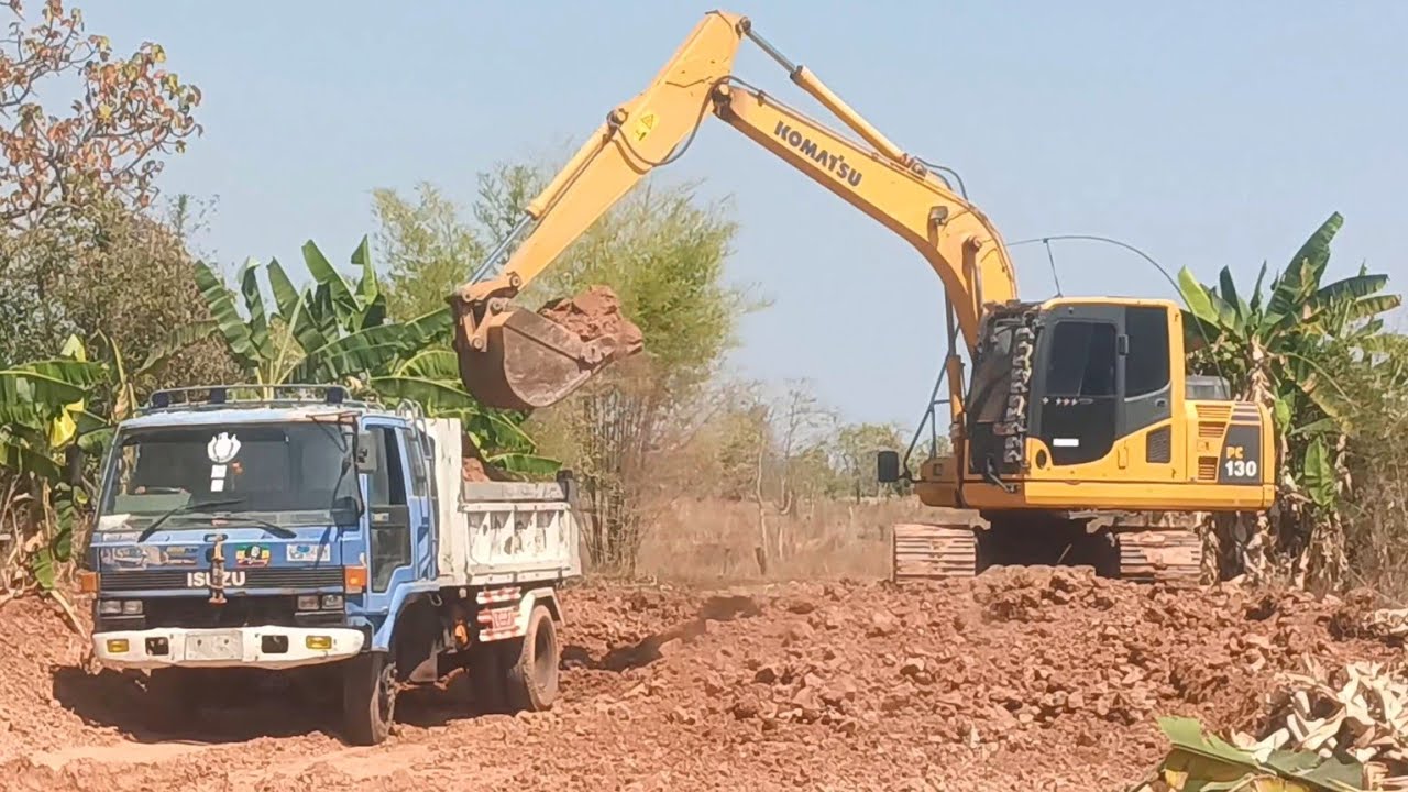 อยู่กับทีมงาน เสี่ยเอ็ม Komatsu Pc130-8 ตักดินคันสระให้รถ 6 ล้อดั้มวิ่งงานถมที่ Excavator DumpTruck