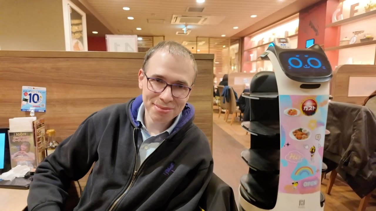 La vie au Japon : Servi par un robot chat! Comment commander sur tablette au Family restaurant Gusto