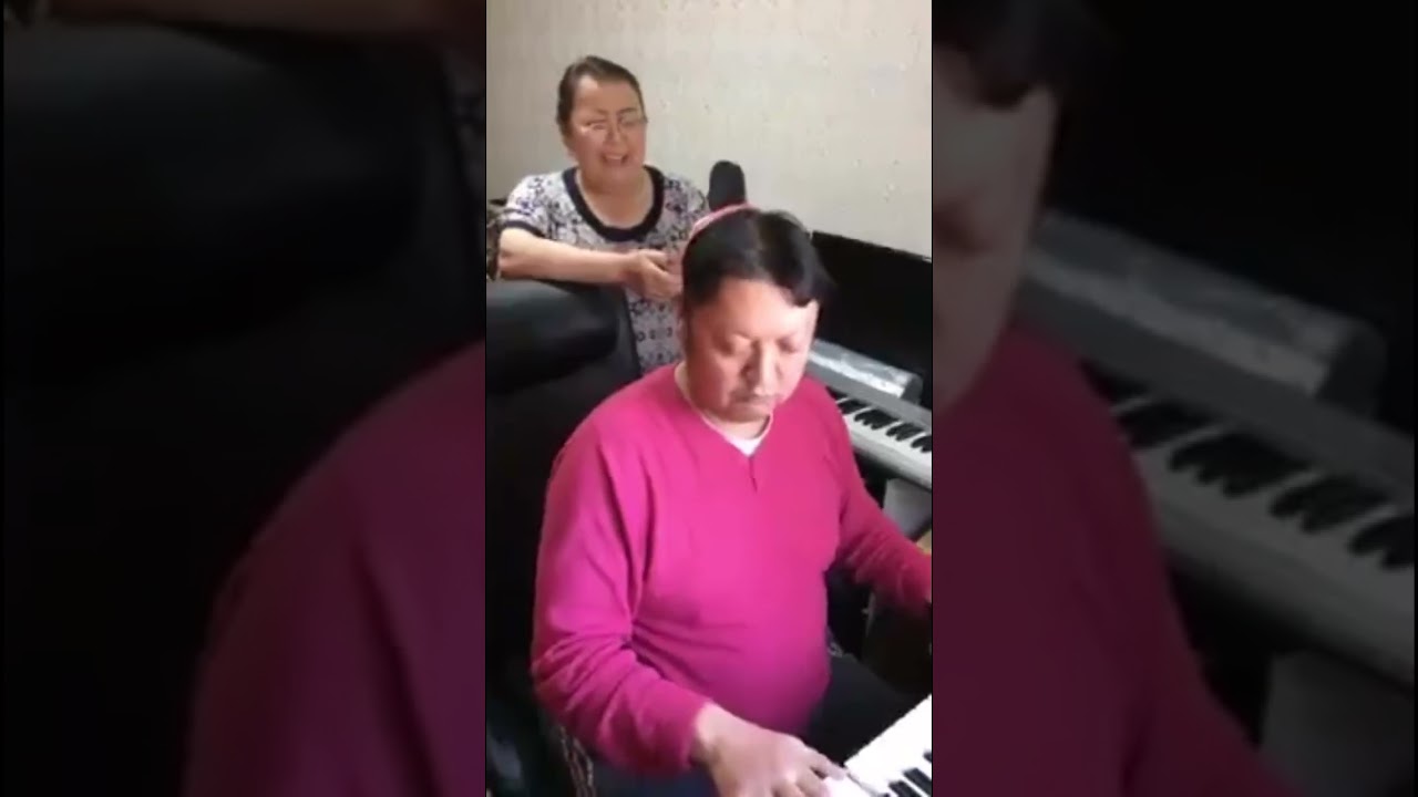 Апашка экөөбуз Канакей ырдап көрөлүчү деген кезибиз ! 