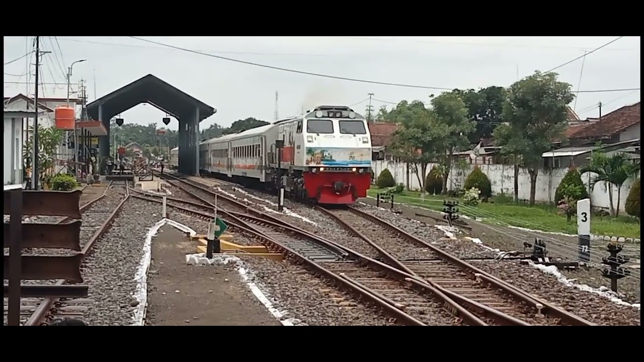 Lokomotif ka pandanwangi pakai stiker cuy!! Persilangan kereta api di stasiun Rogojampi