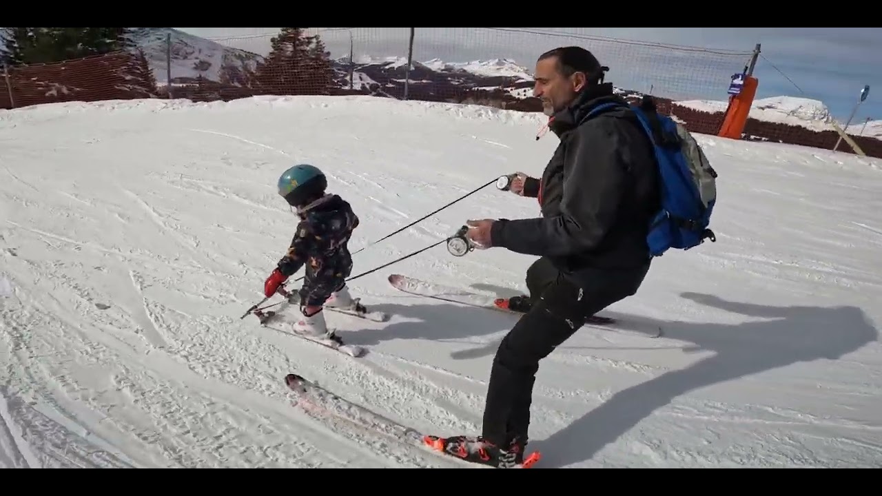 Isaure, pas encore 3 ans, découvre les joies de la glisse...