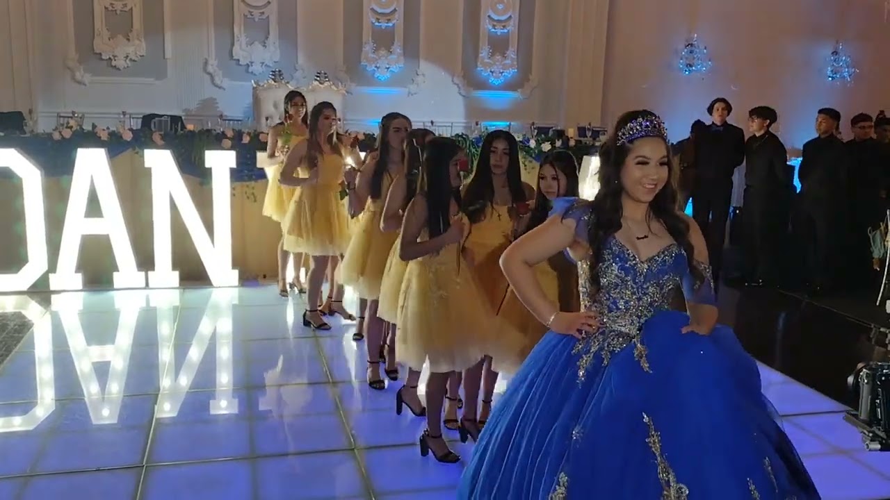 Migue Andres Danyella Quince's. Tiempo de Vals solo Mujeres con Flores