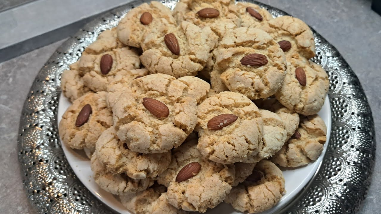 حلوة غريبة اللوز مشقة  وهشيشة تذوب فالفم(Sweet ghariba almonds with a wonderful taste)